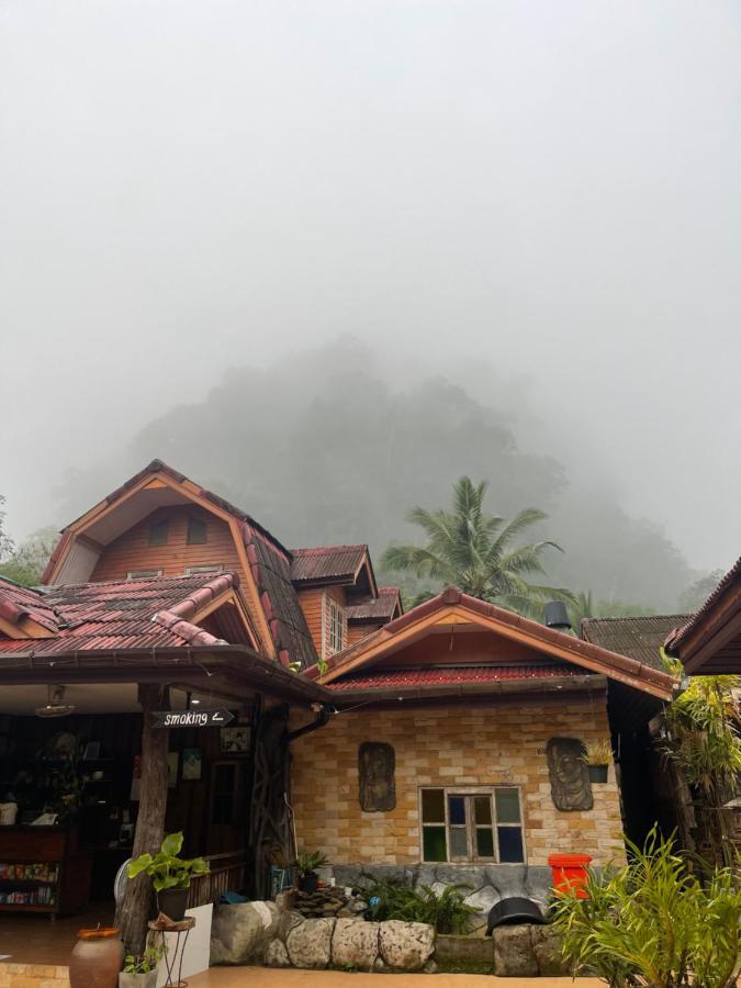 Khao Sok National Park Khaosok Monkeys & River Camps מראה חיצוני תמונה